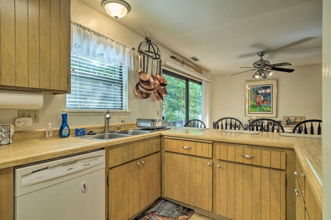 Pine Mountain Haven With Spacious Deck! Hébergement de vacances Groveland